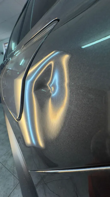 Painel de LED refletido num amassado da lateral