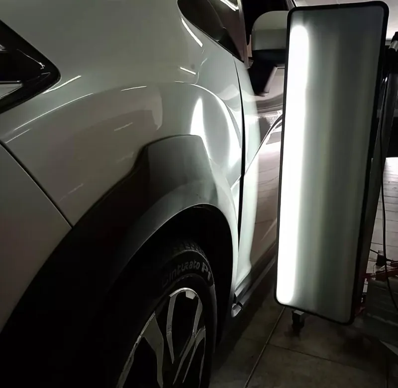 Painel de LED ao lado do para-lama durante o reparo